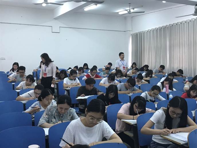 说明: 图片包含 人员, 室内, 墙壁, 天花板已生成极高可信度的说明